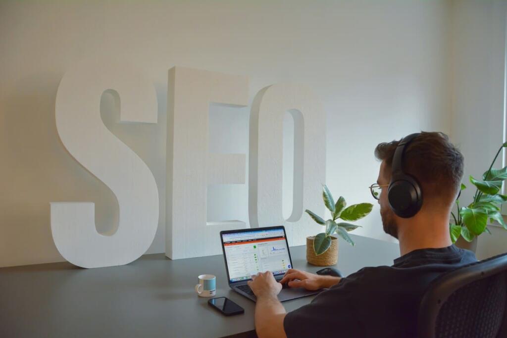 SEO con i social media: come X, LinkedIn, YouTube e TikTok influenzano la SERP