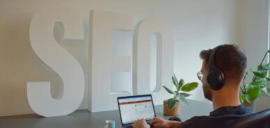 SEO con i social media: come X, LinkedIn, YouTube e TikTok influenzano la SERP